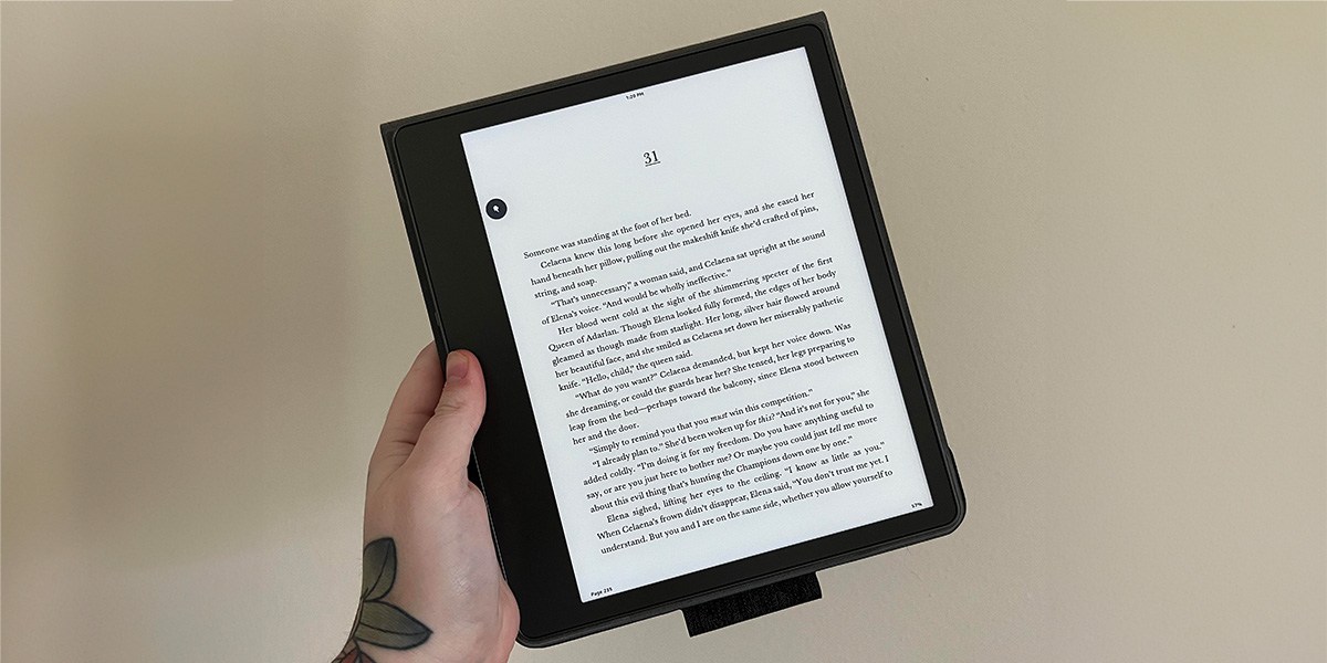 Hand holding Kindle Scribe Hand holding Kindle Scribe