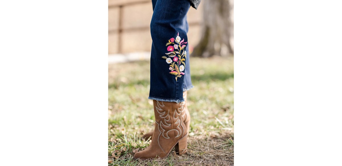 The Pioneer Woman Embroidered Cropped Pull On Denim Jeans The Pioneer Woman Embroidered Cropped Pull On Denim Jeans