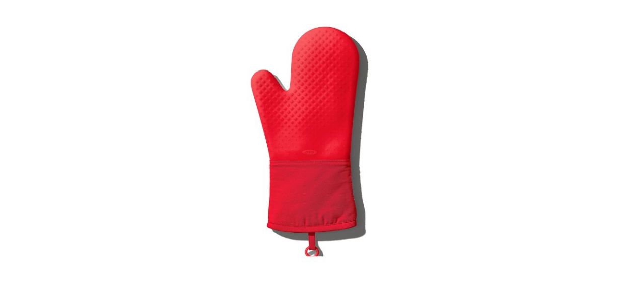 Best OXO Good Grips Silicone Oven Mitt in a bright red shade called "Jam" Best OXO Good Grips Silicone Oven Mitt in a bright red shade called "Jam"